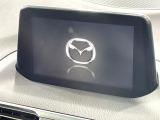 【マツダコネクトナビ】車内の雰囲気にマッチした一体型タイプのナビ。各種車輌設定やBluetooth再生等、様々な機能が楽しめます。直感的なダイヤル操作が可能で、使い勝手も良好です。