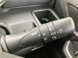 操作しやすい位置に配置されたウインカーレバー。スムーズな操作で、安全な車線変更をサポートします。直感的に使える設計で、運転に集中できます。