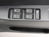 パワーウィンドウのスイッチです。 運転席に居ながら助手席の窓を開け閉めできるので便利ですよ。 ロック機能も付いてるので子供がイタズラして窓を開けるという事もできなくできますよ。