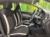 運転席シート廻りは使用感も少なく、良好な状態となっています。前オーナー様が丁寧に使っていたことがよくわかりますね。