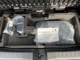荷室下には工具類が入っています。