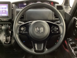 ハンドルにHondaセンシング系のクルーズコントロールやレーンキープアシストなどのスイッチと、オーディオの操作スイッチが装備されています。ハンドルから手を離さず安全に操作できます。