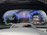 見やすいデザインのメータークラスター。重要な情報を一目で確認でき、安全運転をサポートします。視認性の高い表示が特徴です。