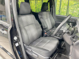 運転席まわりには十分なスペースがあり、大柄な方でもゆったり運転していただける環境です。