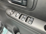 運転席アームレストに、【リモコンドアミラー】【パワーウィンドウ】スイッチあり。手元で操作ラクラク。