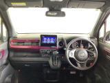 運転席は、大きな座面と包み込むような背もたれがドライバーの身体全体をしっかり支えます。上質なシート素材と座り心地のよいクッションを採用し、長時間の運転やコーナーの多い道も快適です