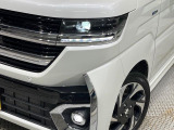 【LEDヘッドライト】悪天候や夜間走行時も良好な視界を確保し安心して運転できる高輝度LEDヘッドライトを装備!点灯速度が早く、消費電力も抑えられています。