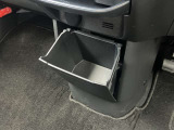 運転席前方にも小物入れがありとっても便利です♪