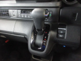 インパネシフトだから視線の移動も少なく足元もスッキリ。運転席もゆったりしているのでゆとりを持ってドライブできますね。