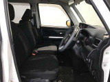 高いホールド性で運転姿勢が安定します。長距離ドライブでも疲れにくいのが魅力です。快適なドライビングライフをお送りください♪