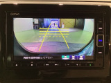 バックをするとき自動でリアの様子が映る『リアカメラ』付き! 画面で確認しながらバックが出来るので駐車の時も安心です。