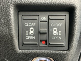 狭い所でも乗り降り楽々な両側電動スライドドアです!簡単にドアの開閉が出来る為女性やお年寄りにも優しく、荷物で手が塞がった時なども大変便利です!