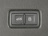 ●電動リアゲート:ワンタッチでリアゲートの開閉ができ、荷物などで両手が塞がっている状態でも簡単に開閉ができる便利機能です。