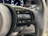ハンドル右側にはクルーズコントロールのスイッチが装備され、運転中の操作も安心して行えます。