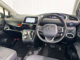 運転席まわりです。 各操作スイッチは使いやすい位置に配置されてます。
