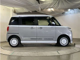 運転席側も電動スライドドアになってます。ショッピングなどでのお買い物時手がふさがっていてもドアに軽く触れるかリモコンで開閉できるので便利です!