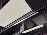 【左右独立ムーンルーフ】2列目左右席にそれぞれ配置されたガラスルーフ!日差しに合わせて片側だけシェードを閉めることも可能です!