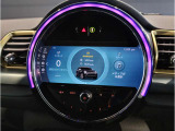 『運転』に対するBMWのこだわりはメーターパネルにも表れております。視野性の良いメーターパネルは疲労感の軽減と、運転の楽しさをもたらしてくれます。