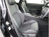 長時間の運転でも疲れにくい、ホールド性の高いシート