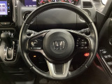 ハンドルにHondaセンシング系のクルーズコントロールやレーンキープアシストなどのスイッチと、オーディオの操作スイッチが装備されています。ハンドルから手を離さず安全に操作できます。