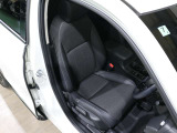 程よい硬さとホールド性が高いシートで長時間運転も快適です。