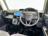 運転席まわりです。 各操作スイッチは使いやすい位置に配置されてます。