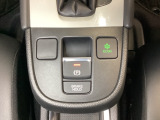 セレクトレバーの下に電子制御パーキングブレーキがあります。スイッチひとつで、停車した地点の傾斜などをシステムが検知・判断してブレーキ力を自動的に制御し、しっかり停車できるパーキングシステムです。