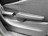 運転される人の体格に合わせてシートの角度や高さを細かく調節することができます。
