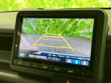 狭い場所での運転も安心。後方の状況を画面で確認できるバックモニターが、安全な駐車をサポートします。ガイドライン表示も便利です。