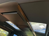 【ガラスルーフ】ガラスルーフ搭載で車内の解放感が一気にアップ!開放的なドライブをお楽しみいただけます。