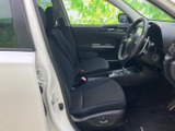 広々とした室内空間が広がります。運転席からの視界は良好で、操作性も抜群です。快適なドライブを楽しめる空間です。