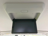 【後席モニター】家族や友人とお出かけする機会が多い方に大人気の後席モニターを装備!見やすい位置に画面がありテレビやDVDの視聴も快適!友達もお子様も、後席にしか乗らなくなるかも??