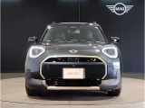 MINIのフロントグリルのデザインはイギリスで生まれた当初から、シルバーのサイドバーが折り重なった伝統的なデザインで御座います。その伝統はBMWのお車になってからでも少しずつ形を変えて守られております