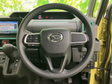握りやすいステアリングで、快適な運転をサポートします。操作性も良く、スムーズなハンドリングを実現。