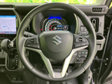 握りやすいステアリングは、運転操作を快適にします。オーディオやハンズフリー通話のスイッチも操作しやすい位置に配置されています。