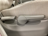運転席にはドライバーの体型や好みに応じて前後方向だけでなく、高さの調整ができるシートリフターを装備!