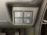 Hondaセンシング用の、VSA(ABS+TCS+横滑り抑制)解除と路外逸脱抑制機能のオンオフスイッチなどはハンドルの右側に装備しています。