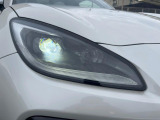 【LEDヘッドライト】悪天候や夜間走行時も良好な視界を確保し安心して運転できる高輝度LEDヘッドライトを装備!点灯速度が早く、消費電力も抑えられています。