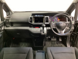 車内は光触媒抗菌消臭施工済です。インパネ周りはスタイリッシュなデザインで機能や装備も充実しています。グローブボックスやカップホルダーのほかにトレーなどたくさんの収納スペースが付いています。