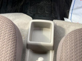 運転席と助手席の間には【センターコンソールトレー】があります。カードなどがぱっと取り出せて便利です。