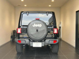 後方から見ると特徴のあるテールランプシンプルにjeepエンブレムが付いてきます。