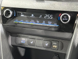 【オートエアコン】一度お好みの温度に設定すれば、車内の温度を検知し風量や温度を自動で調整。暑い&hellip;寒い&hellip;と何度もスイッチ操作をする必要はありません。快適な車内空間には必須の機能ですね♪