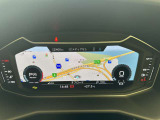 スピードメーターなどの運転に必要な計器とともに、オーディオ・電話の操作画面などを表示。レイアウトはステアリングスイッチで切り替えでき運転に集中しながら必要な情報を瞬時に得ることが可能。