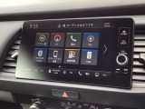 HondaCONNECT対応の便利なナビディスプレー。お持ちのスマートフォンと連携して、ナビやBluetoothでの音楽再生が可能です。デザインはもちろん、操作性も良好です。