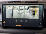 360&deg;サラウンドカメラ】全周囲のカメラを繋ぎ合わせ上からのアングルを画面上に映し出します。見やすい為バックも安全に運転できます。