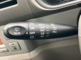 雨天時の視界を確保し、安全な運転をサポート。操作も簡単で、状況に応じて最適なワイパー作動を選択できます。