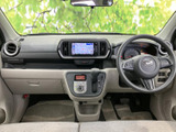 落ち着いた色調のインテリアが、リラックスした空間を演出。運転に必要な情報をわかりやすく表示し、快適なドライブをサポートします。
