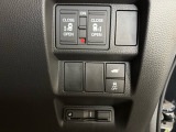 乗り降りに便利な電動スライドドアを装備しています。