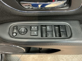 電動格納式リモコンドアミラーと、パワーウィンドウスイッチ等は運転席ドアにあります。