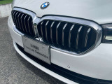 【キドニーグリル】BMWは約90年もの間、ほぼ全ての車両にひと目でBMWだと分かるこの特徴的なフロントグリルが備えられ、デザイン・アイコンとして親しまれてきました。